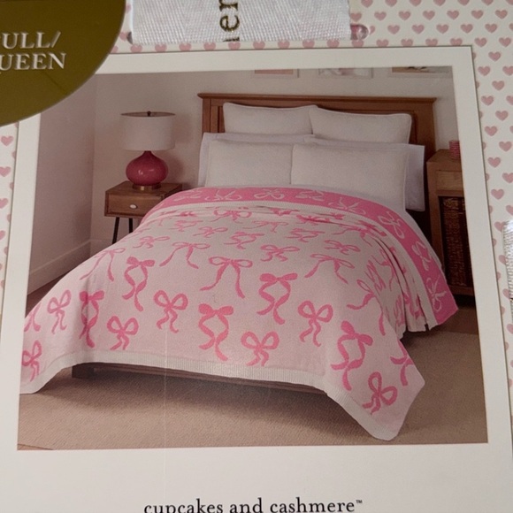 - Cupcakes and cashmere pink ribbon/bow, king size reversible, knit blanket πππ - Picture 2 of 13